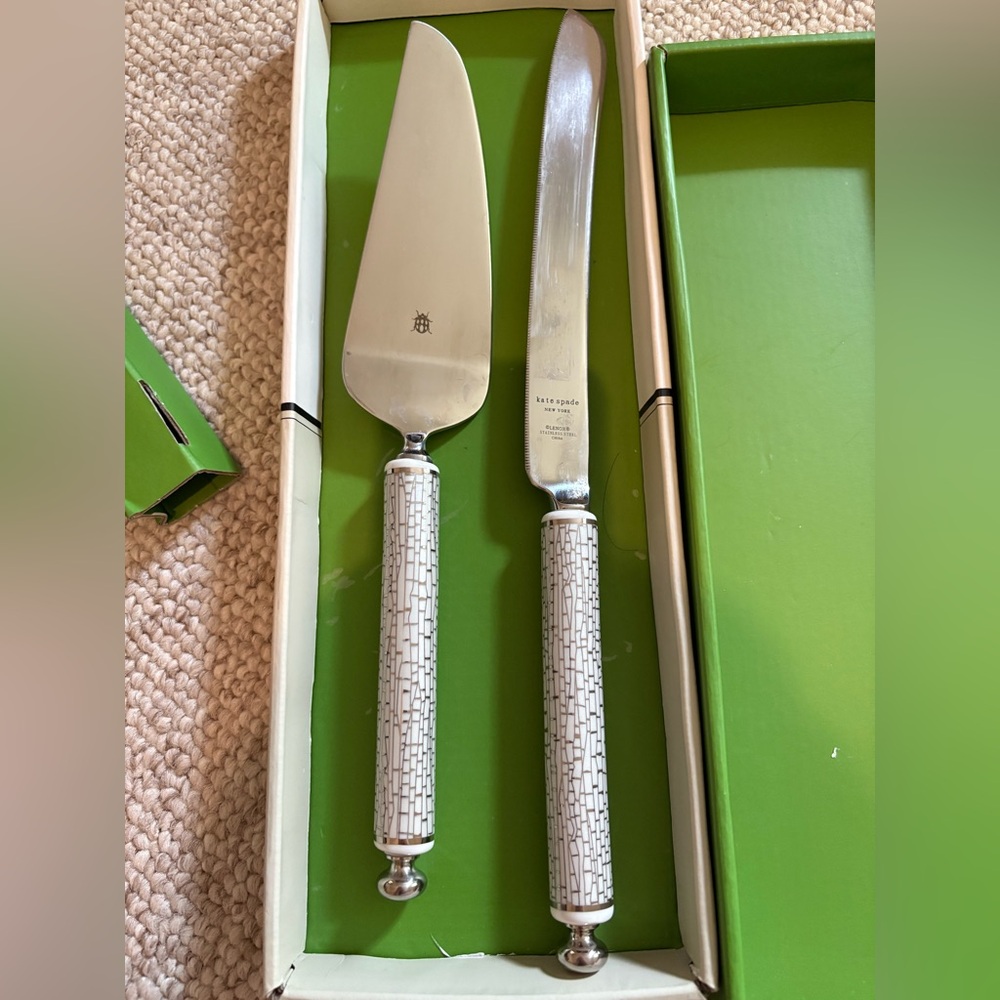 Kate Spade Silver and White marbled crackled weddingCake Serving Set new in box